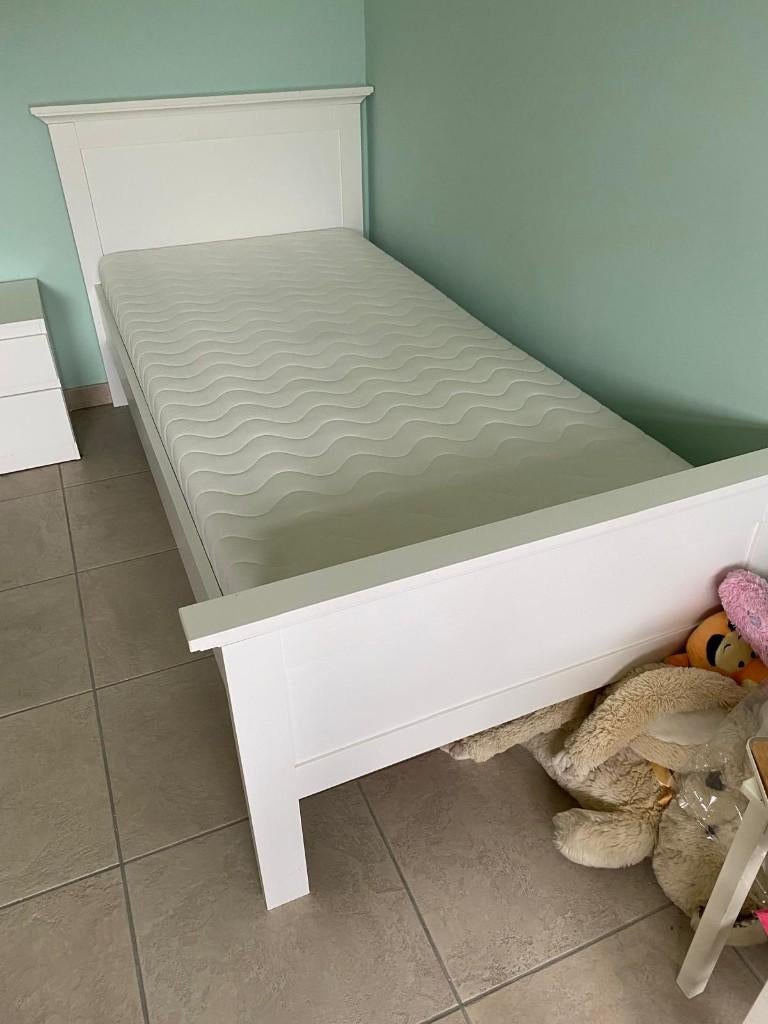 Witte kinderkamer bed, nachtkast, kleerkast perfecte staat, Ophalen, Zo goed als nieuw, Jongetje of Meisje