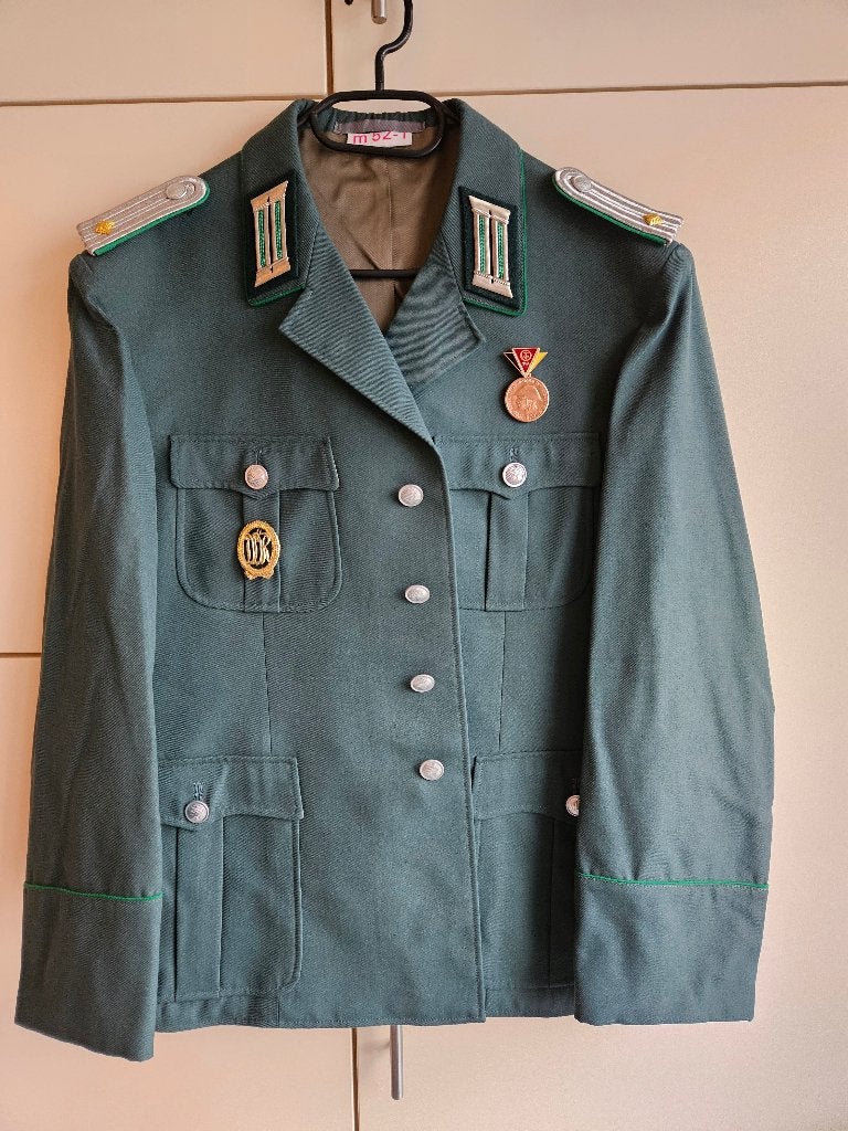 Originele uniformjas officier DDR NVA met insignes, Collections, Objets militaires | Général, Enlèvement ou Envoi, Vêtements ou Chaussures