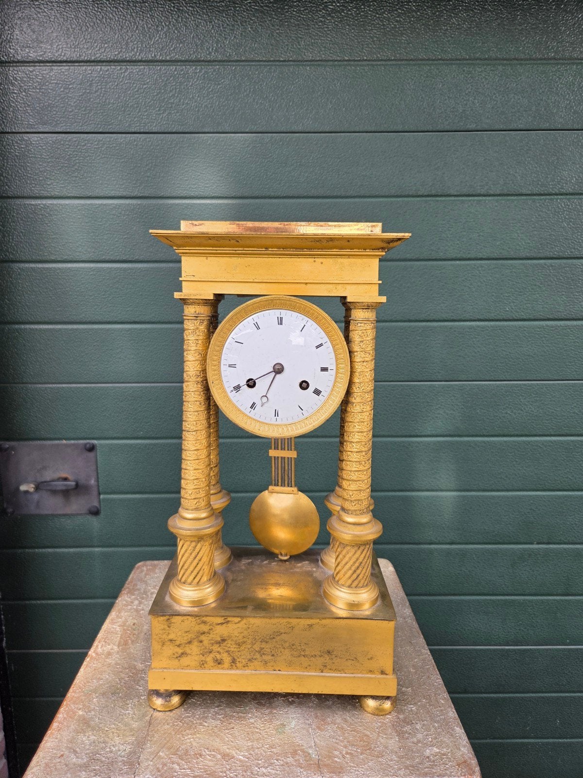 horloge à colonne dorée vers 1800, Enlèvement