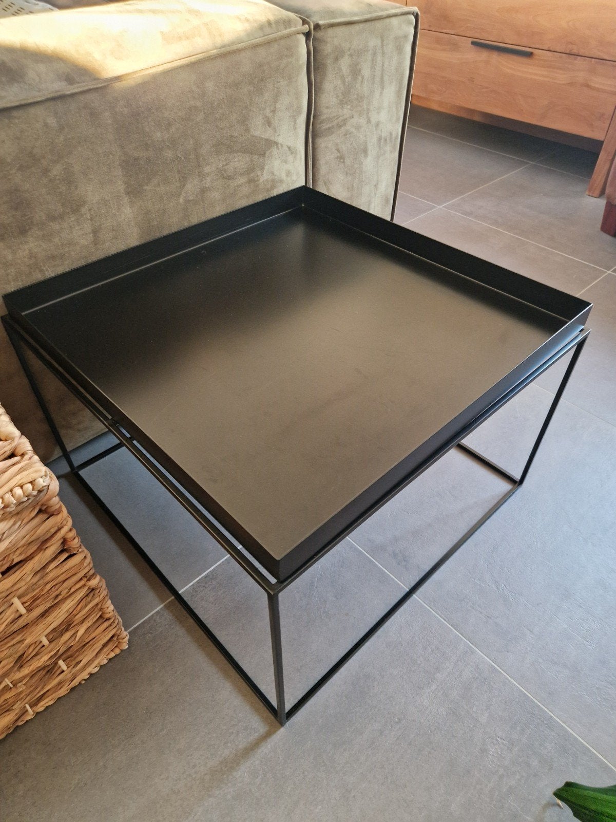 Table basse Hay Tray 60 x 60 x 40 cm noire, 55 à 75 cm, Carré, Enlèvement, Métal ou Aluminium