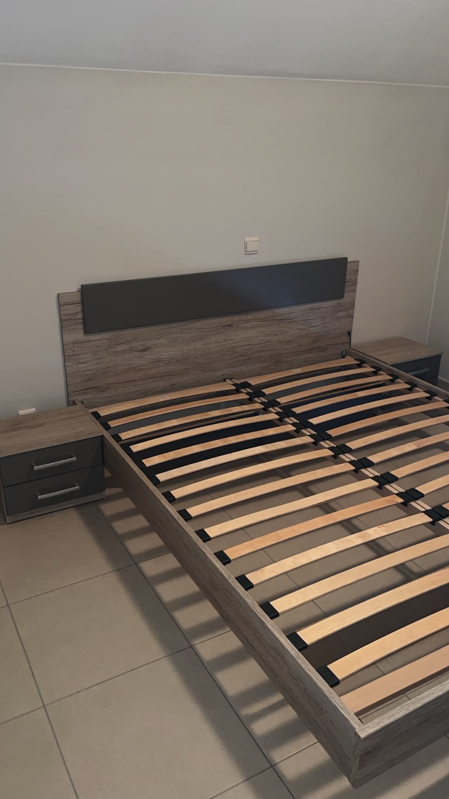 Bed met 2 nachtkastjes en 2 lattenbodems, Maison & Meubles, Enlèvement, Comme neuf