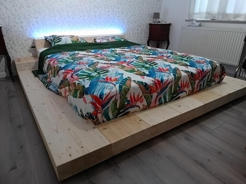Massief zwevend bed met verlichting en stopcontacten, Ophalen, Tweepersoons, Zo goed als nieuw, 180 cm