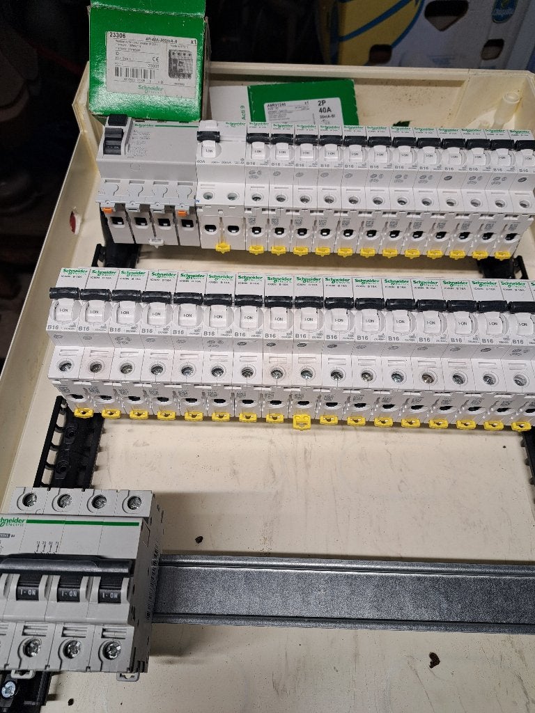 zekeringskast met 3 rijen, Doe-het-zelf en Bouw, Ophalen of Verzenden, Zo goed als nieuw, Schneider Electric