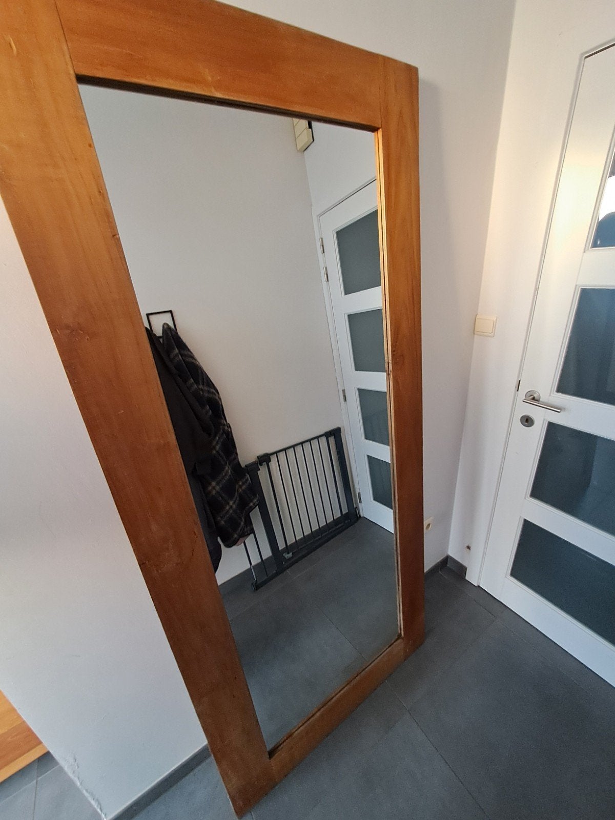 mooie grote spiegel met brede teakhouten kader, Huis en Inrichting, Woonaccessoires | Spiegels, Ophalen, Gebruikt, 50 tot 75 cm