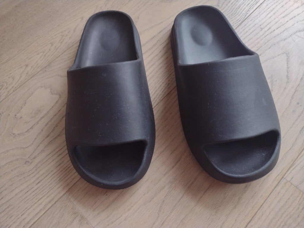 Tongs de piscine/de plage - Taille 44-45, Chaussons, Comme neuf, Enlèvement, Noir