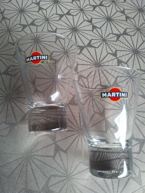 2 verres à martini, Maison & Meubles, Cuisine | Vaisselle, Verre ou Verres, Enlèvement ou Envoi, Comme neuf, Verre