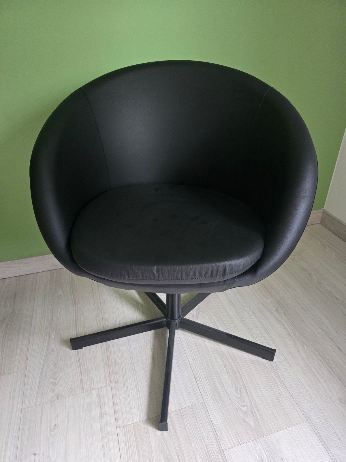 Zwarte kuipstoel Ikea, Ophalen
