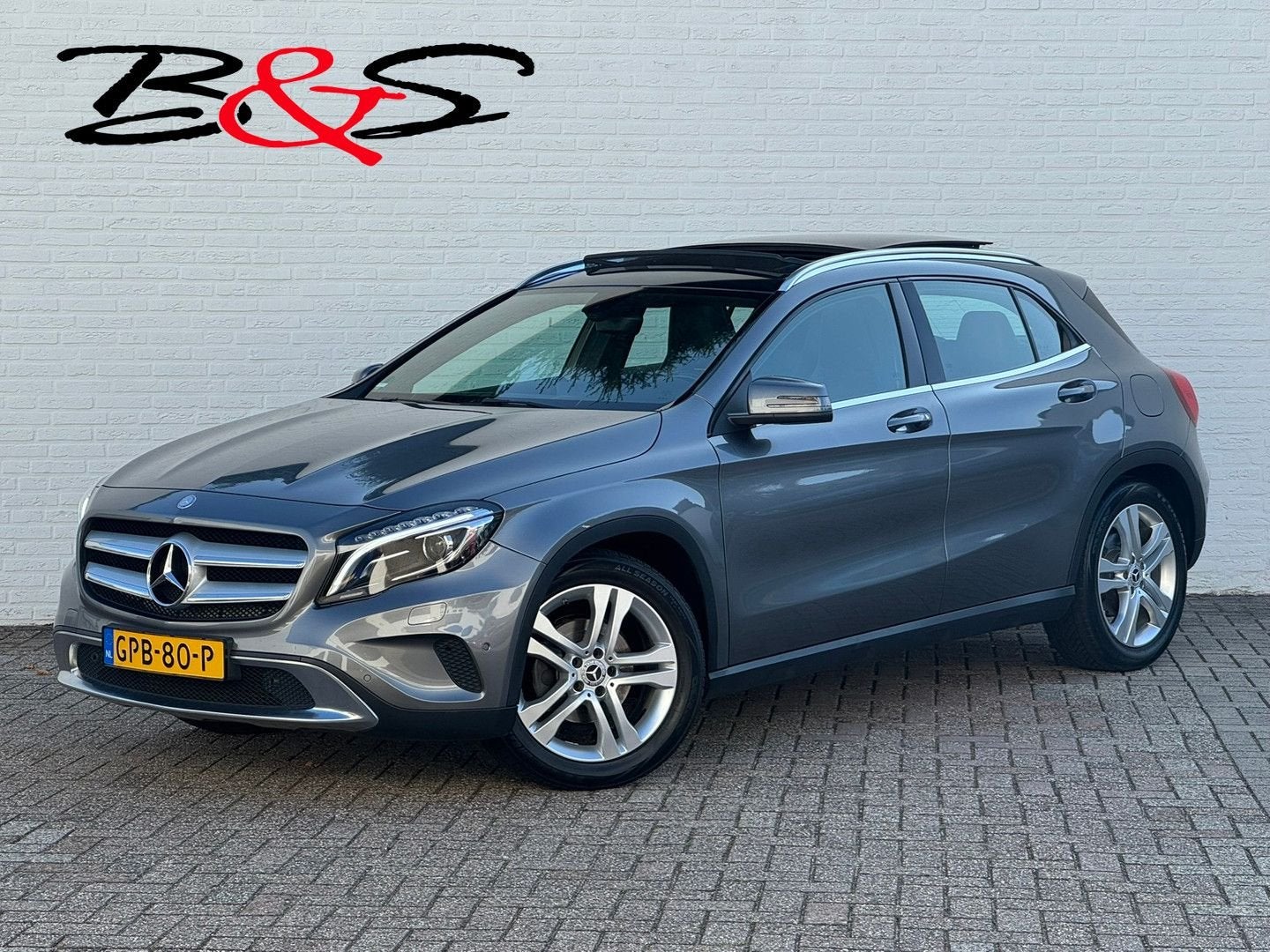 Mercedes-Benz GLA 200 Edition Trekhaak All-Season Banden Pan, Auto's, Mercedes-Benz, Automaat, Start-stop-systeem, Bedrijf, Grijs