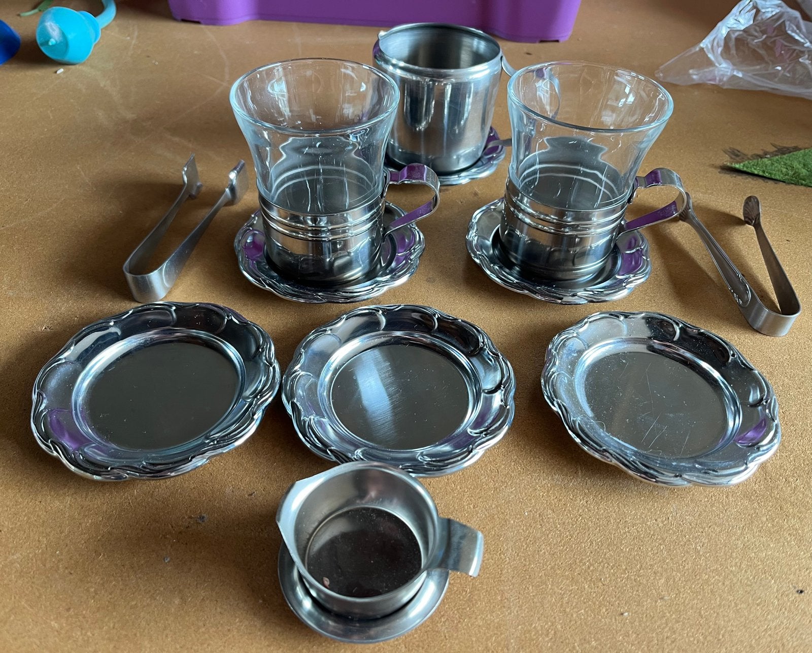 Thee tassen, melkkan en onderzetters, Ophalen