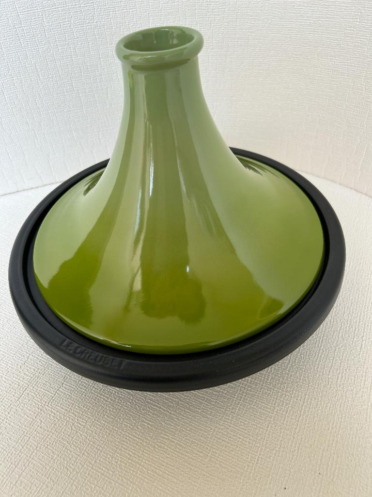 Le Creuset tajine 27cm – zeldzame groene kleur – nieuw, Ophalen, Nieuw, Gietijzer, Kookpan of Snelkookpan