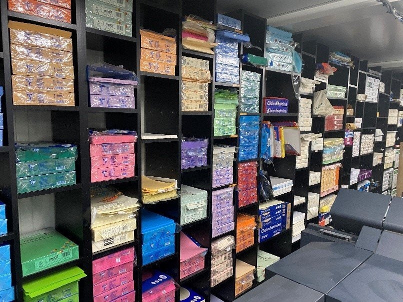 Stock de papier avec armoire, Zakelijke goederen, Stock en Retail | Partijen goederen, Ophalen, Computers en Telecom