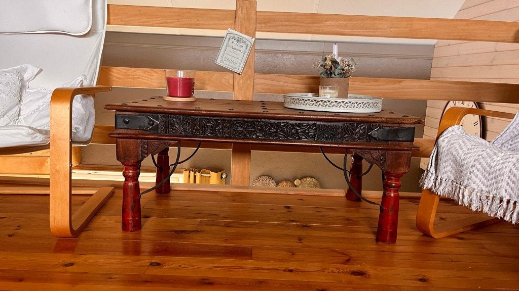 Table basse indienne, Enlèvement
