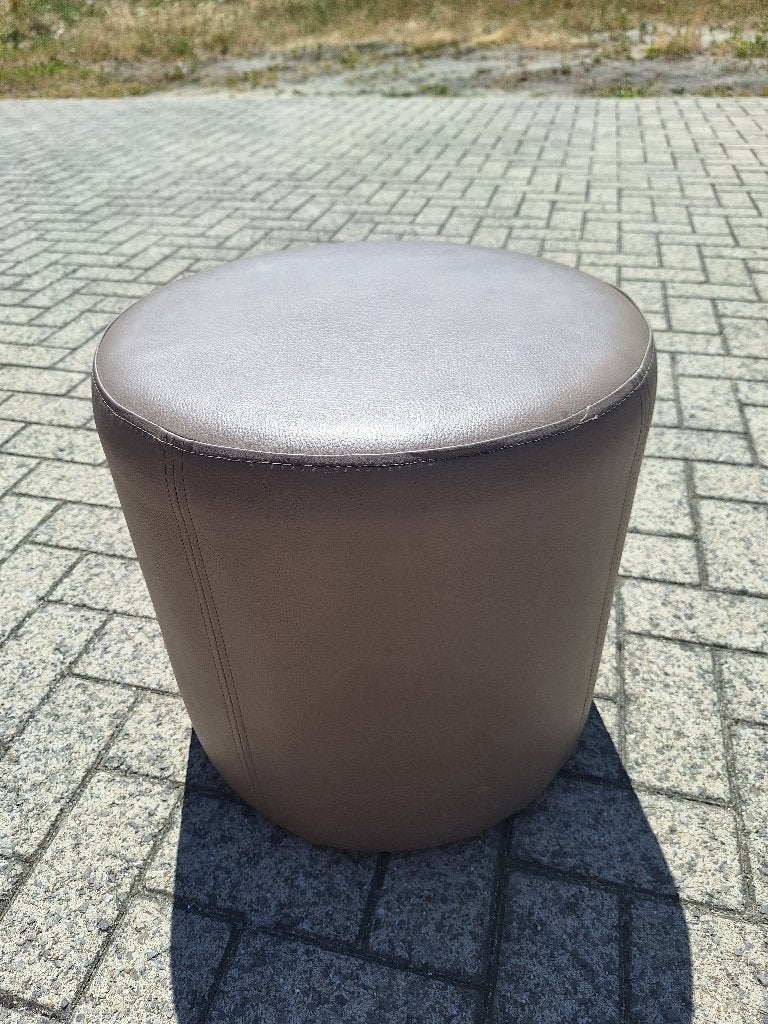 Te koop: 2 beige lederen 3-zitters + poef - Enkel ophalen, Maison & Meubles, Fauteuils, Utilisé, Cuir, 75 à 100 cm, 150 cm ou plus