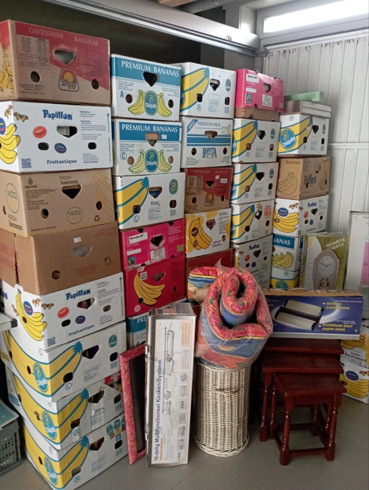 groot lot 41 bananendozen + 3 bijzettafels. voor rommelmarkt, Enlèvement