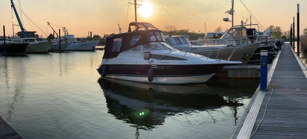 Bayliner 2655 Ciera, Sports nautiques & Bateaux, Bateaux à moteur & Yachts à moteur, Utilisé, Essence, Moteur in-bord, Bâche de protection
