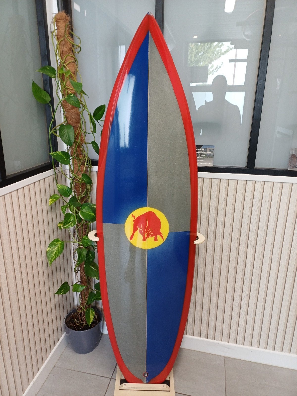 Surfboard red bull, Ophalen