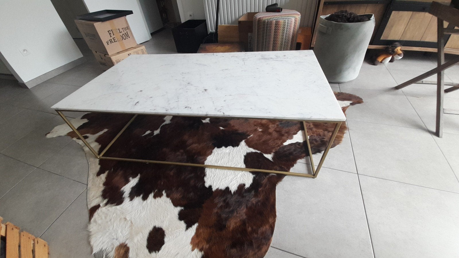 Wit marmer salon tafel met "goud" onderstel minimalistisch, Ophalen, Minder dan 50 cm, 100 tot 150 cm, Zo goed als nieuw