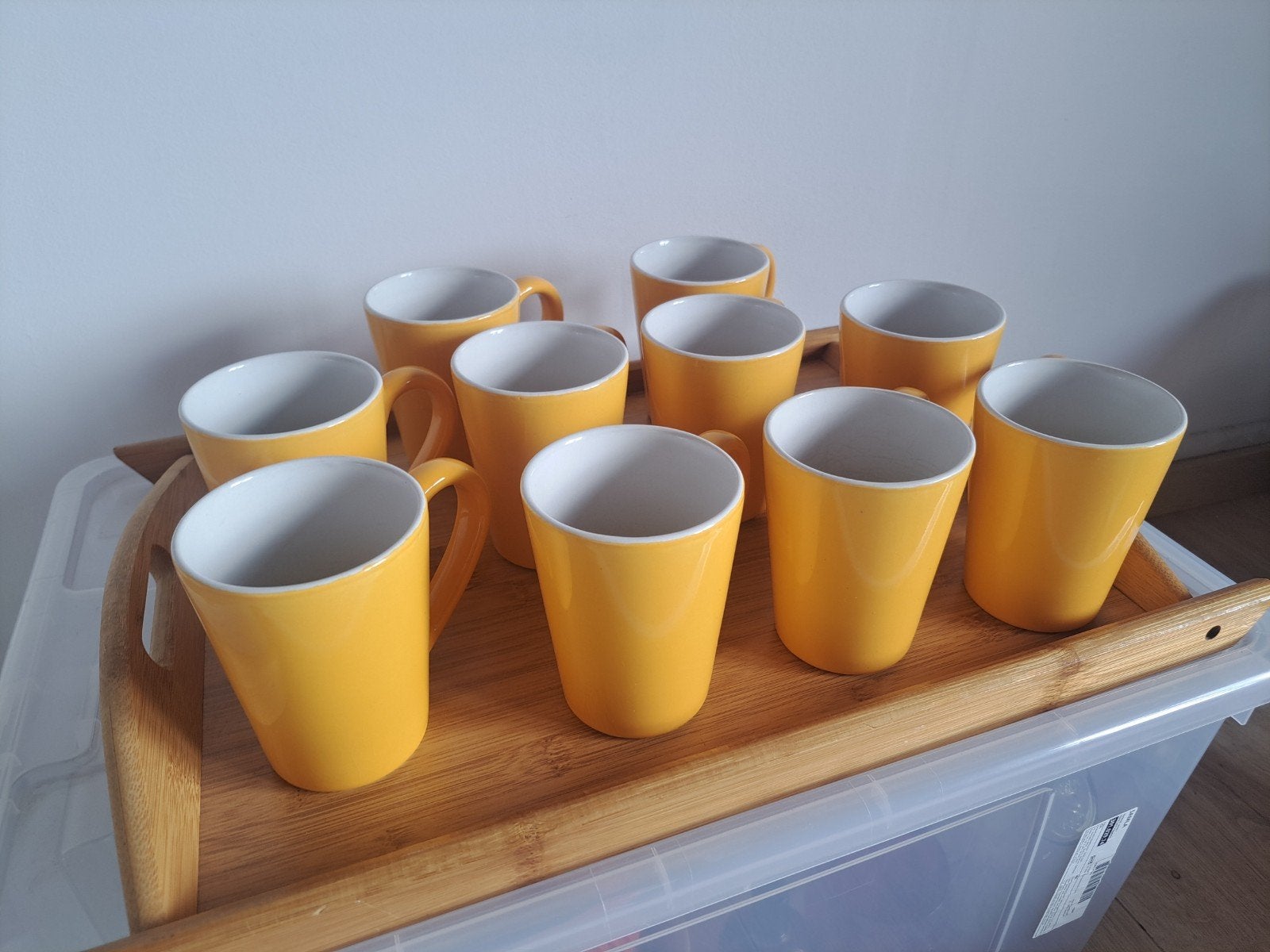 10 gele aardewerk kopjes met witte binnenkant, Ophalen of Verzenden, Aardewerk