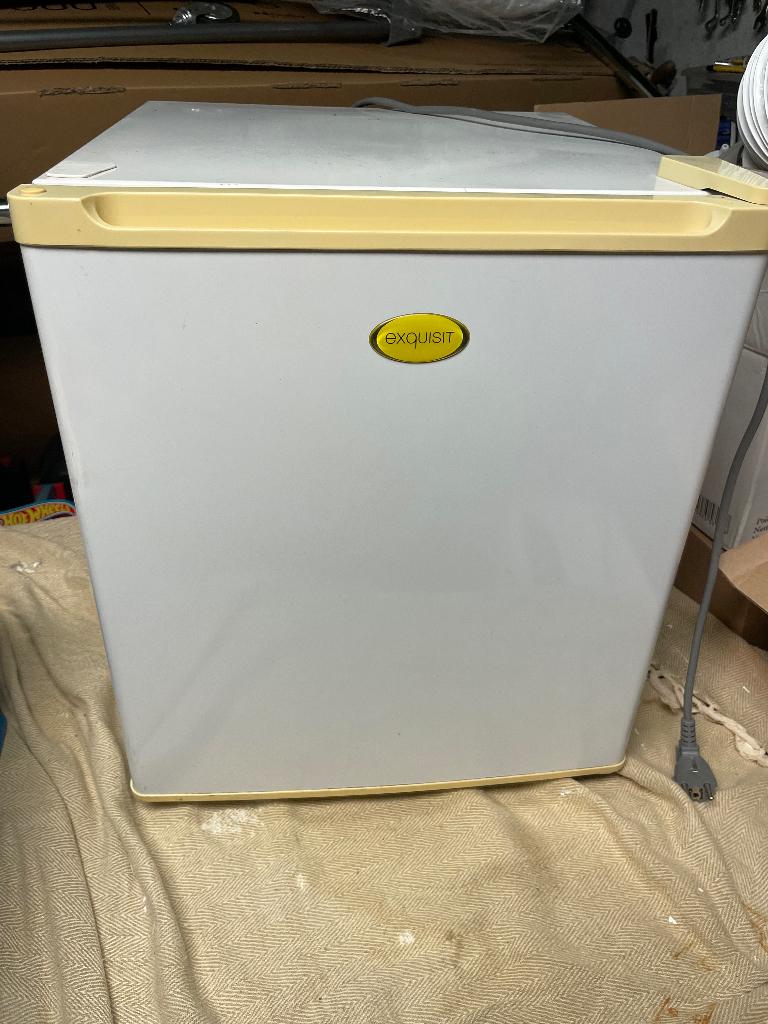 Exquisit GB 05 A+ 34L mini vriezer, Elektronische apparatuur, Minder dan 85 cm, Minder dan 60 cm, Zo goed als nieuw, Vrijstaand