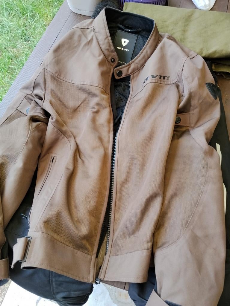 Doorwaai vest Revit, Motoren, Ophalen