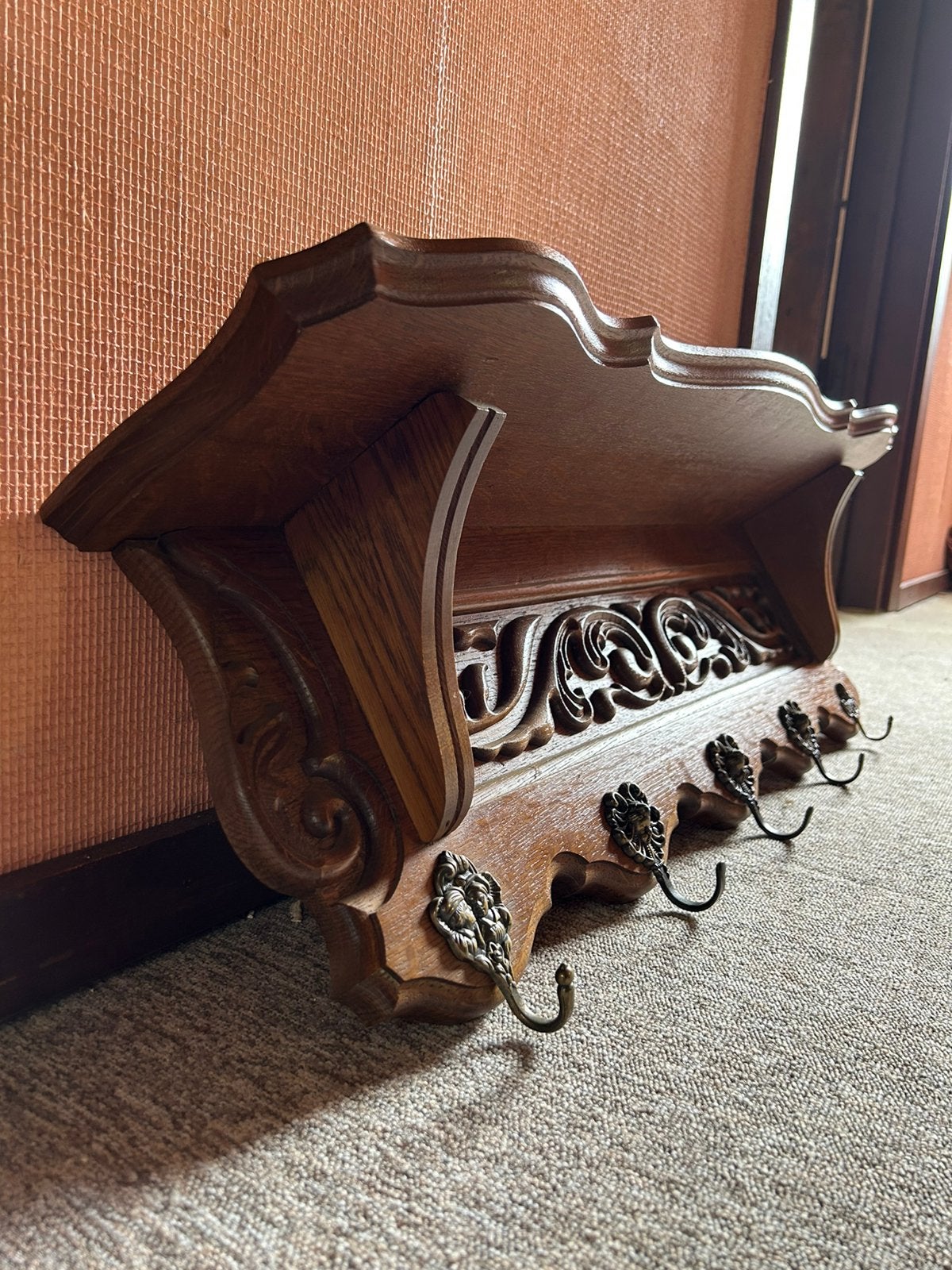 Porte-manteau ancien, Enlèvement
