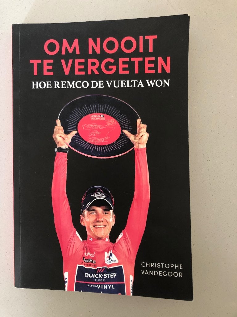 Boek: om nooit te vergeten - Hoe Remco de Vuelta won, Ophalen, Lopen en Fietsen, Zo goed als nieuw, Vandegoor