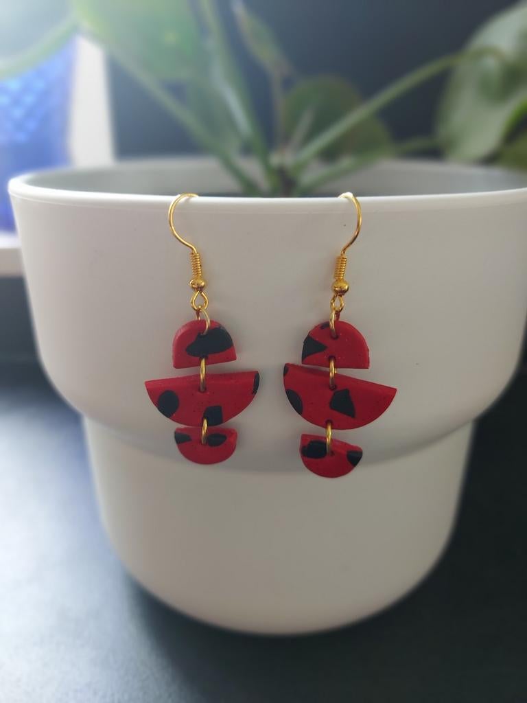 Unieke handgemaakte oorbellen - zwart en rood, Handtassen en Accessoires, Oorbellen, Ophalen of Verzenden, Rood