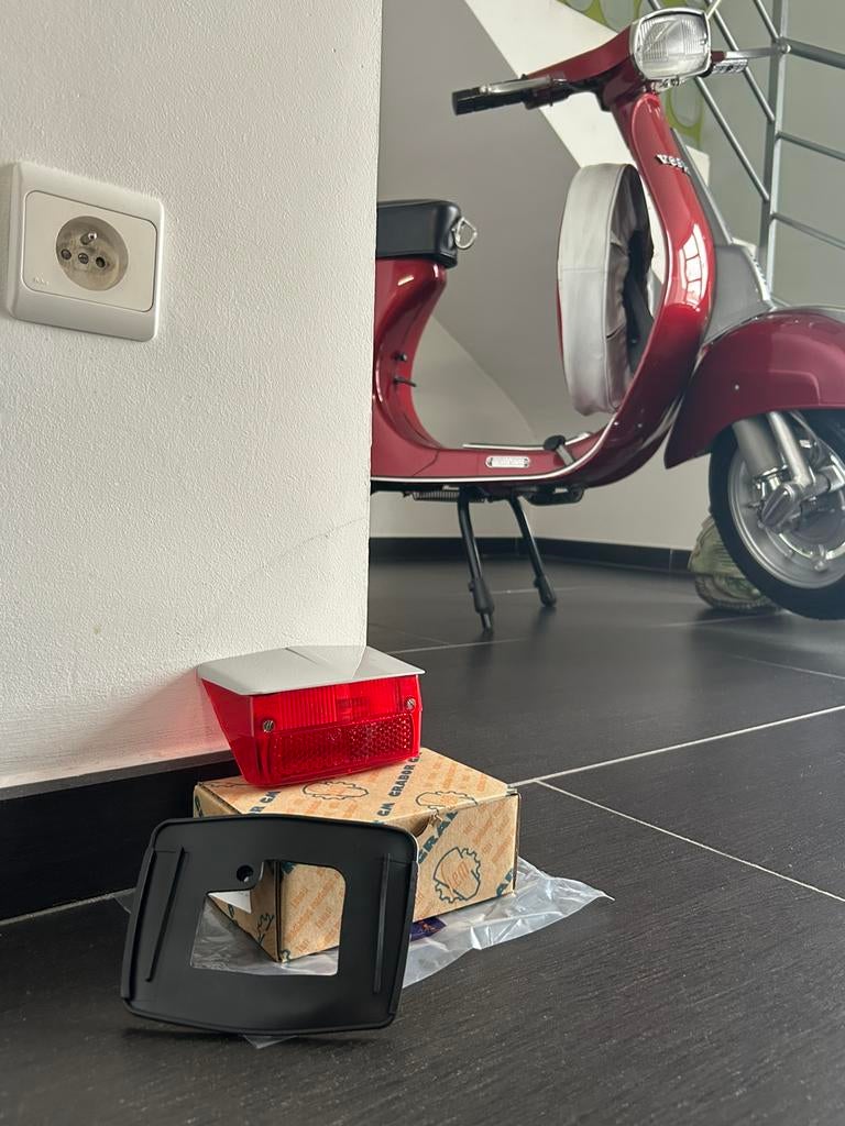 Feu arriere vespa 50 spécial, Motos, Enlèvement ou Envoi