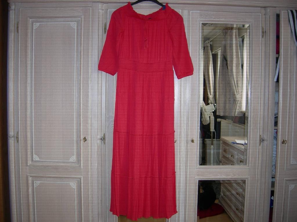Lang rood kleed / blote schouders, Kleding | Dames, Jurken, Ophalen of Verzenden, Zo goed als nieuw, Rood, Onder de knie