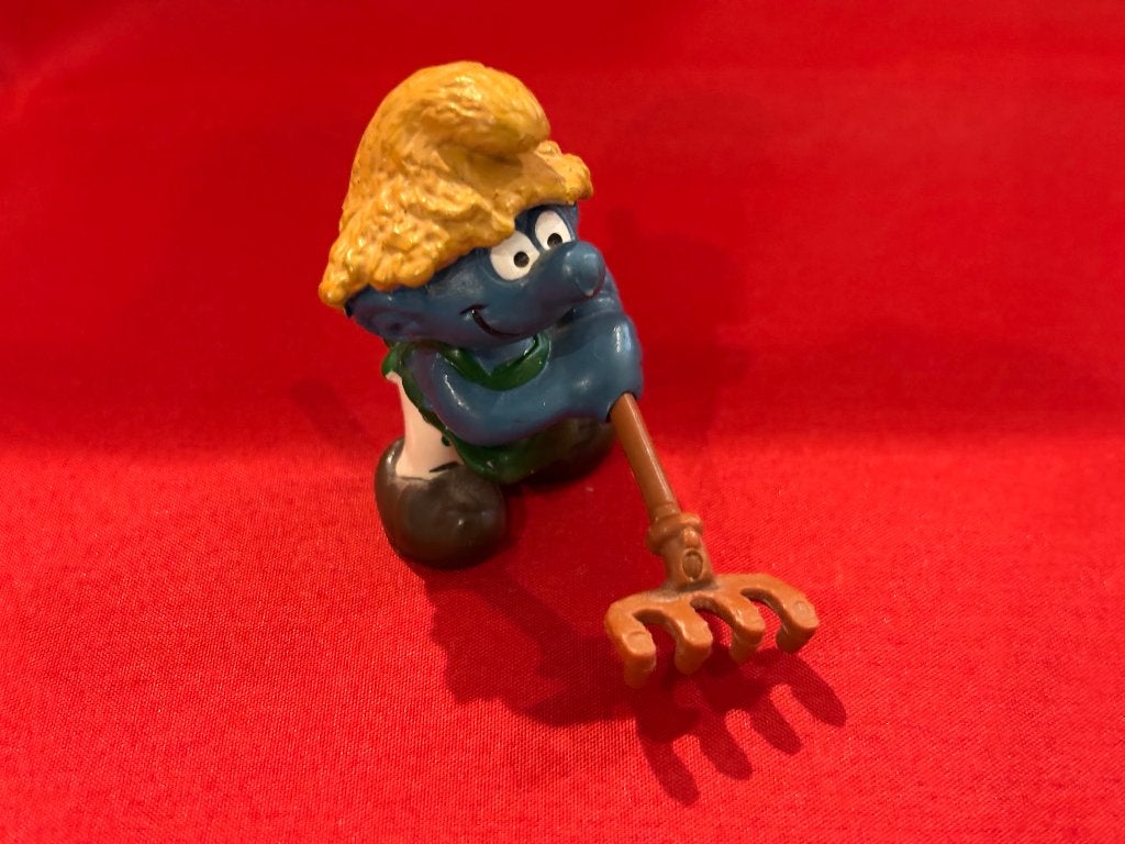 Boerensmurf met hoed en hark, H 5,5 cm. Schleich Peyo 1982, Verzamelen, Smurfen, Ophalen of Verzenden, Zo goed als nieuw, Boerensmurf