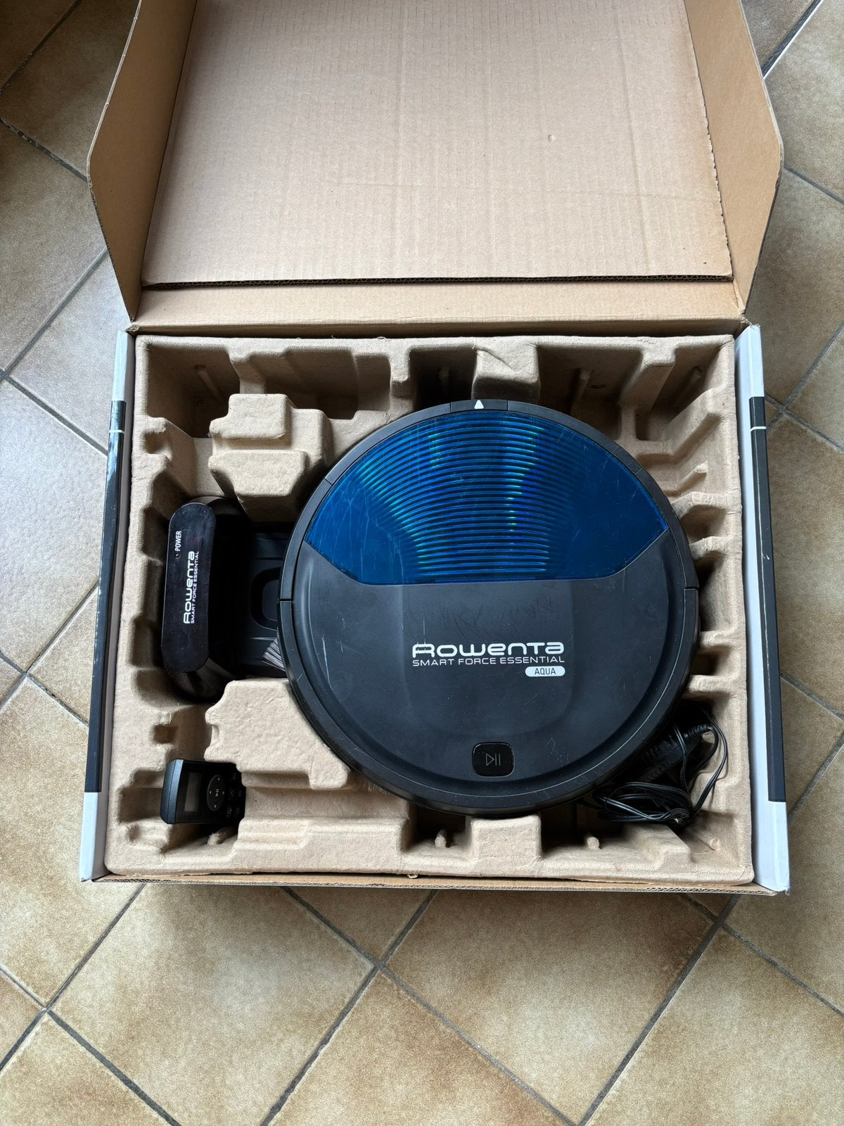 Robot aspirateur Rowenta Smart Force Essential Aqua, Electroménager, Enlèvement, Aspirateur robot, Rowenta