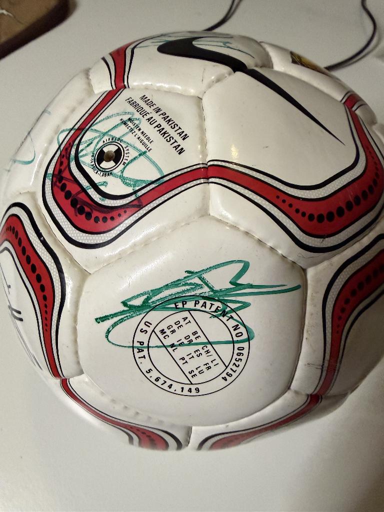 Bal getekend door Rode Duivels - spelers Genk, Verzamelen, Ophalen of Verzenden, Nieuw