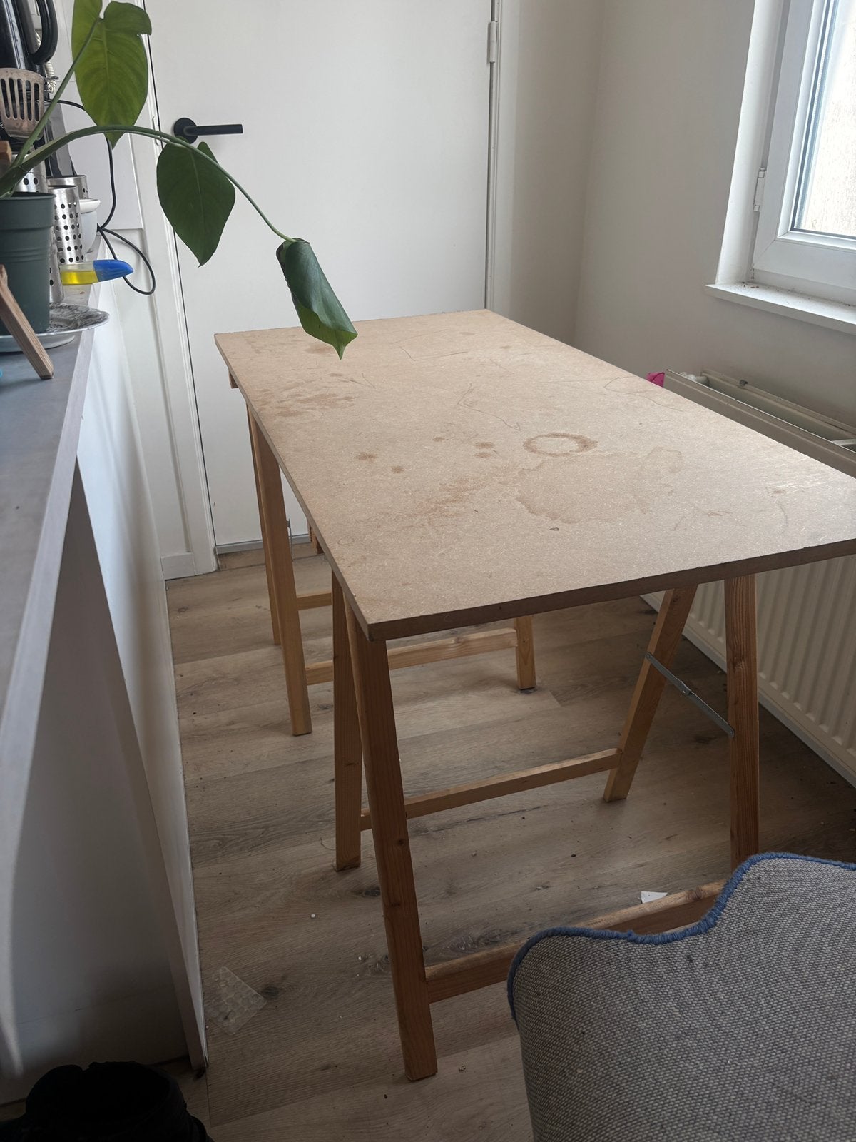 Table de travail/bureau avec tréteaux en bois — 130 x 60 cm, 100 à 150 cm, Cinq personnes ou plus, Enlèvement, Utilisé