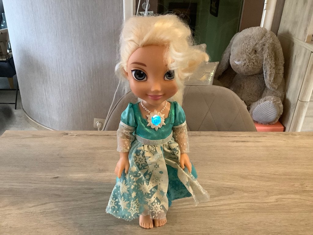 Disney Frozen Elsa pop (Zingt) (32 cm), Kinderen en Baby's, Speelgoed | Poppen, Ophalen of Verzenden, Zo goed als nieuw, Overige typen