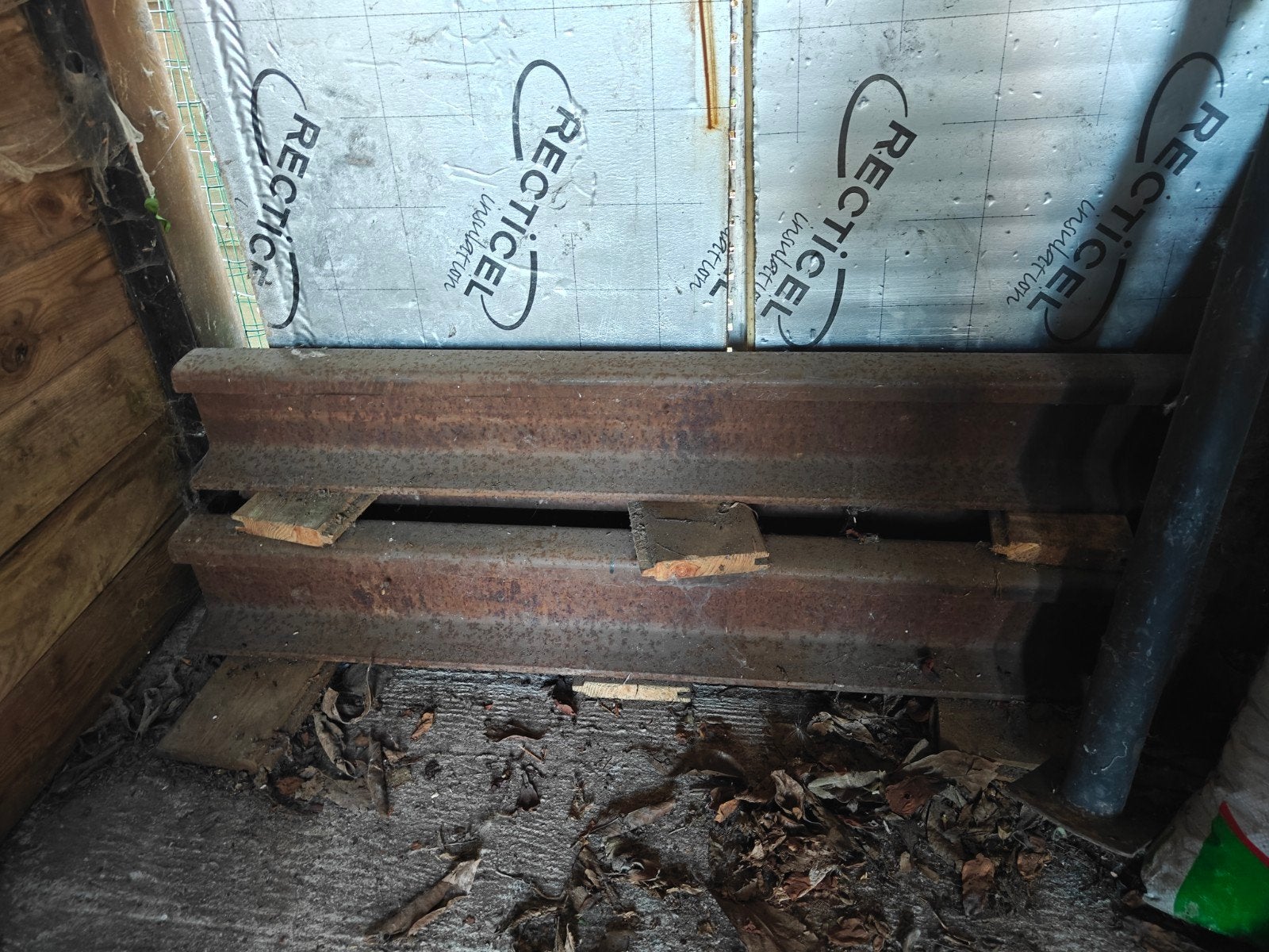2 stukken treinrail van 120cm lang, Antiquités & Art, Antiquités | Outils & Instruments, Enlèvement