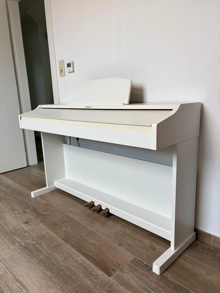 Roland RP501R Digitale Piano – Zo goed als nieuw, Muziek en Instrumenten, Piano's, Ophalen, Wit, Digitaal, Zo goed als nieuw
