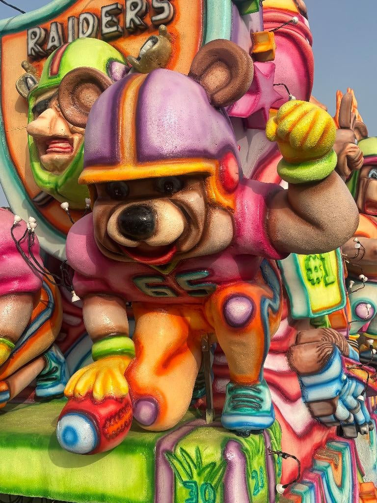 Carnavalswagen poppen thema " American football", Ophalen, Gebruikt
