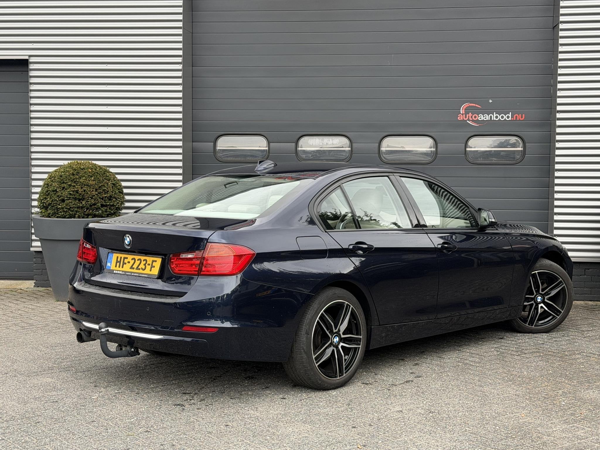 BMW 3-serie 320i High Executive | Camera | Navigatie | Leder, 4 deurs, Gebruikt, Blauw, 184 pk