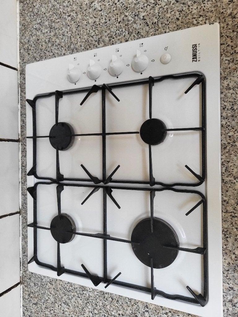 Cuisinière à gaz avec allumage électrique, Electroménager, Gaz, 4 zones de cuisson, Encastré, Enlèvement
