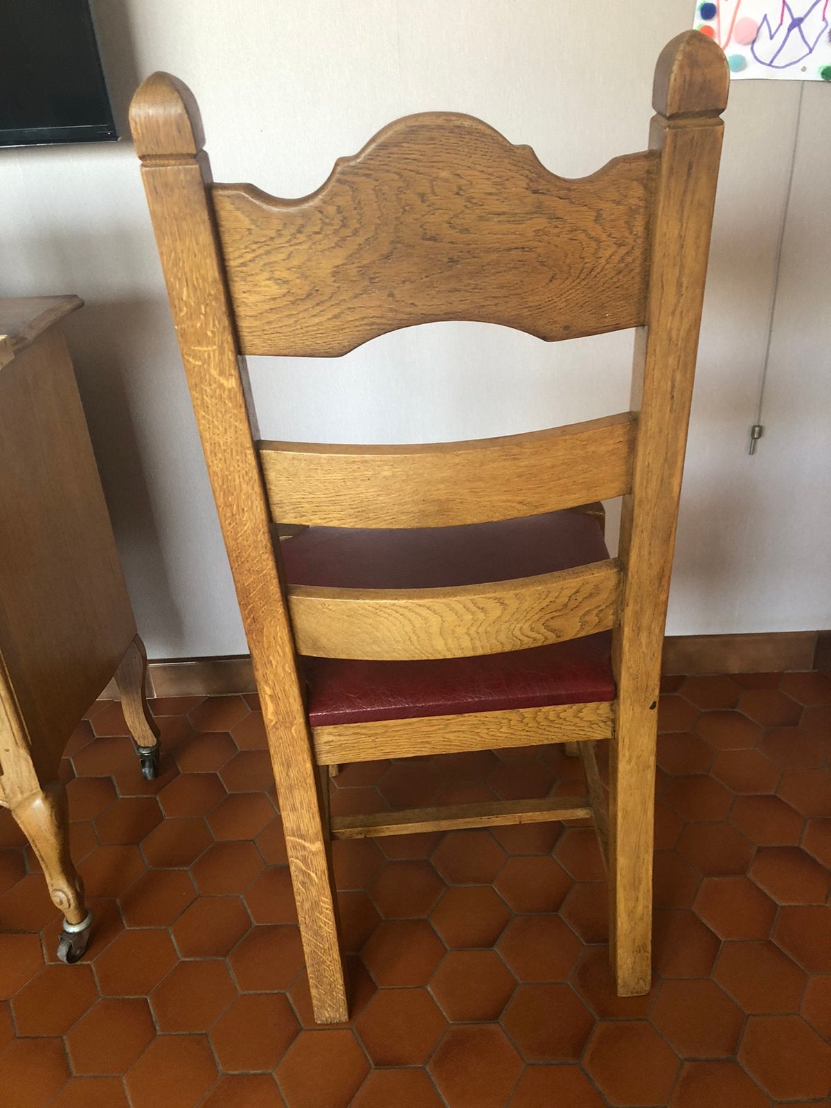 8 gelijke stoelen, Ophalen
