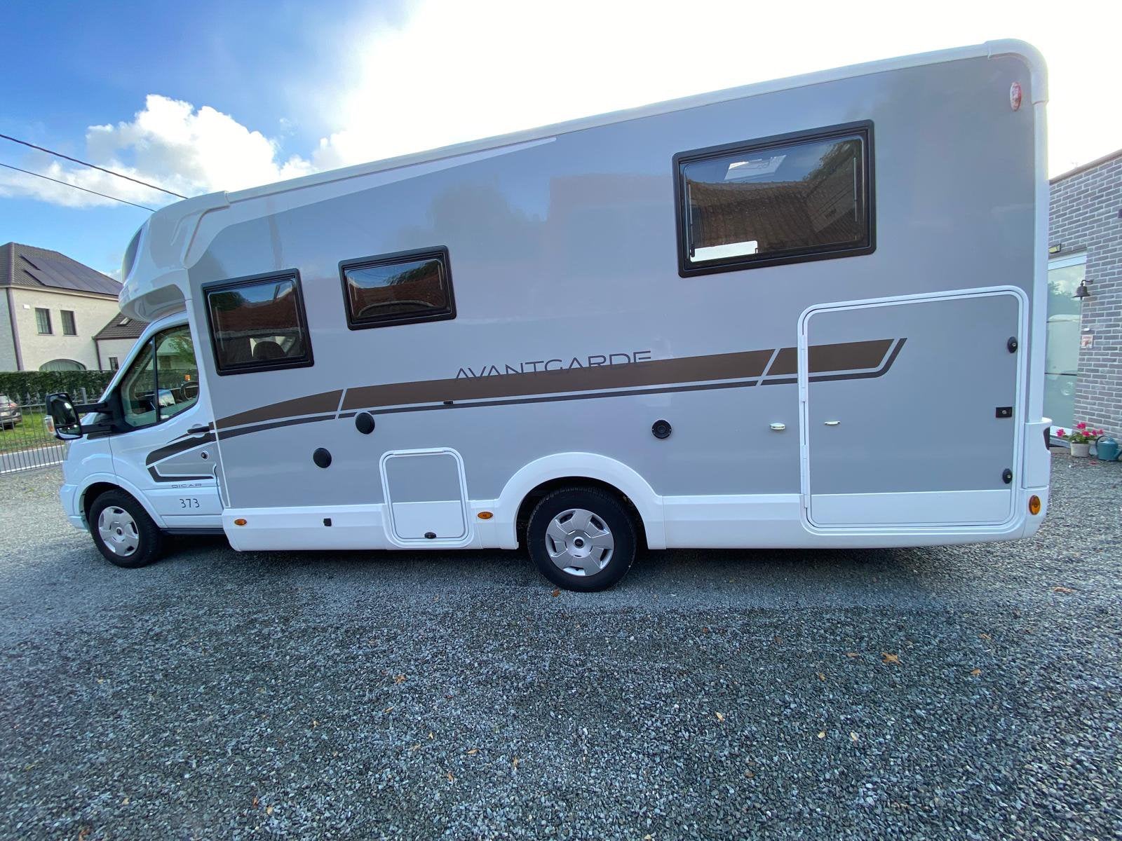 Avantgarde 373 L7,45xW2,35xH2,95m sur Ford 165 ch, Jusqu'à 5, Toilette à cassette, Ford, Diesel