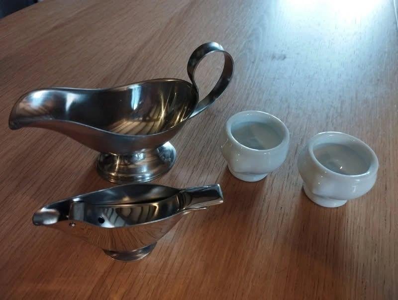Lot de 4 sauciers vintage. 2 inox 2 porcelaine, Maison & Meubles, Cuisine | Vaisselle, Enlèvement, Porcelaine, Vintage