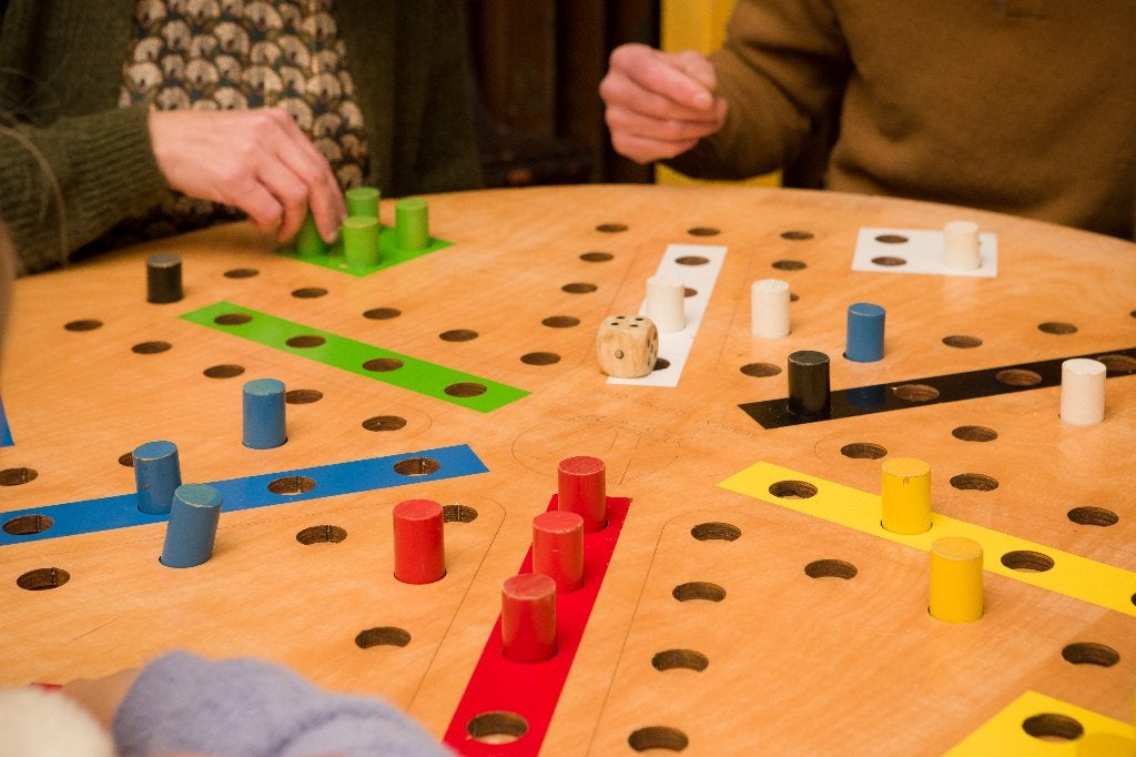 Houten paardjesspel - mens erger je niet, Hobby en Vrije tijd, Vijf spelers of meer, Ophalen, Gebruikt
