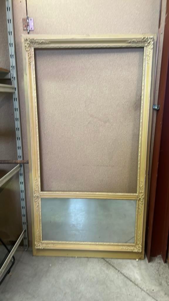 Cadre de miroir ancien, Enlèvement