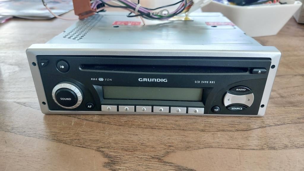 Autoradio Grundig avec lecteur CD en très bon état,, Autos : Divers, Autoradios, Enlèvement ou Envoi