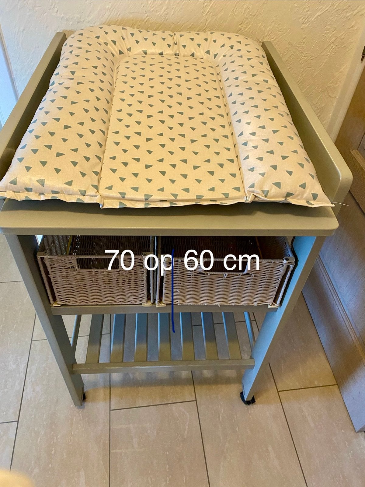 Table d'allaitement Pericles avec coussin de soin, Enfants & Bébés, Enlèvement, Comme neuf