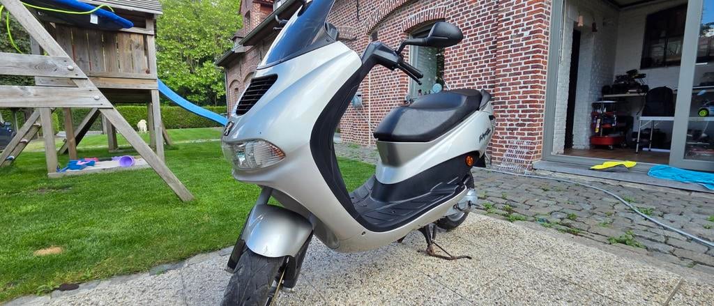 Magnifique Peugeot Elyseo 50cc Classe B Classe B, Vélos & Vélomoteurs, Scooters | Peugeot, Comme neuf, Autres modèles, Classe B (45 km/h)