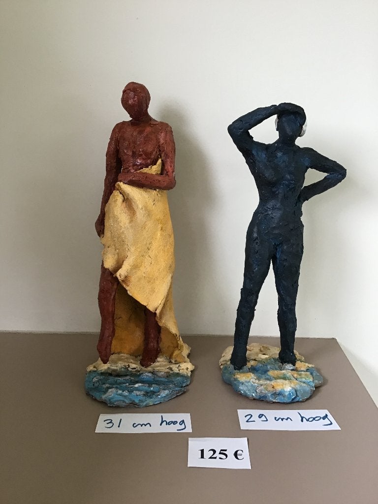 2 mooie beeldjes in keramiek : "aan het strand", Enlèvement ou Envoi, Statue