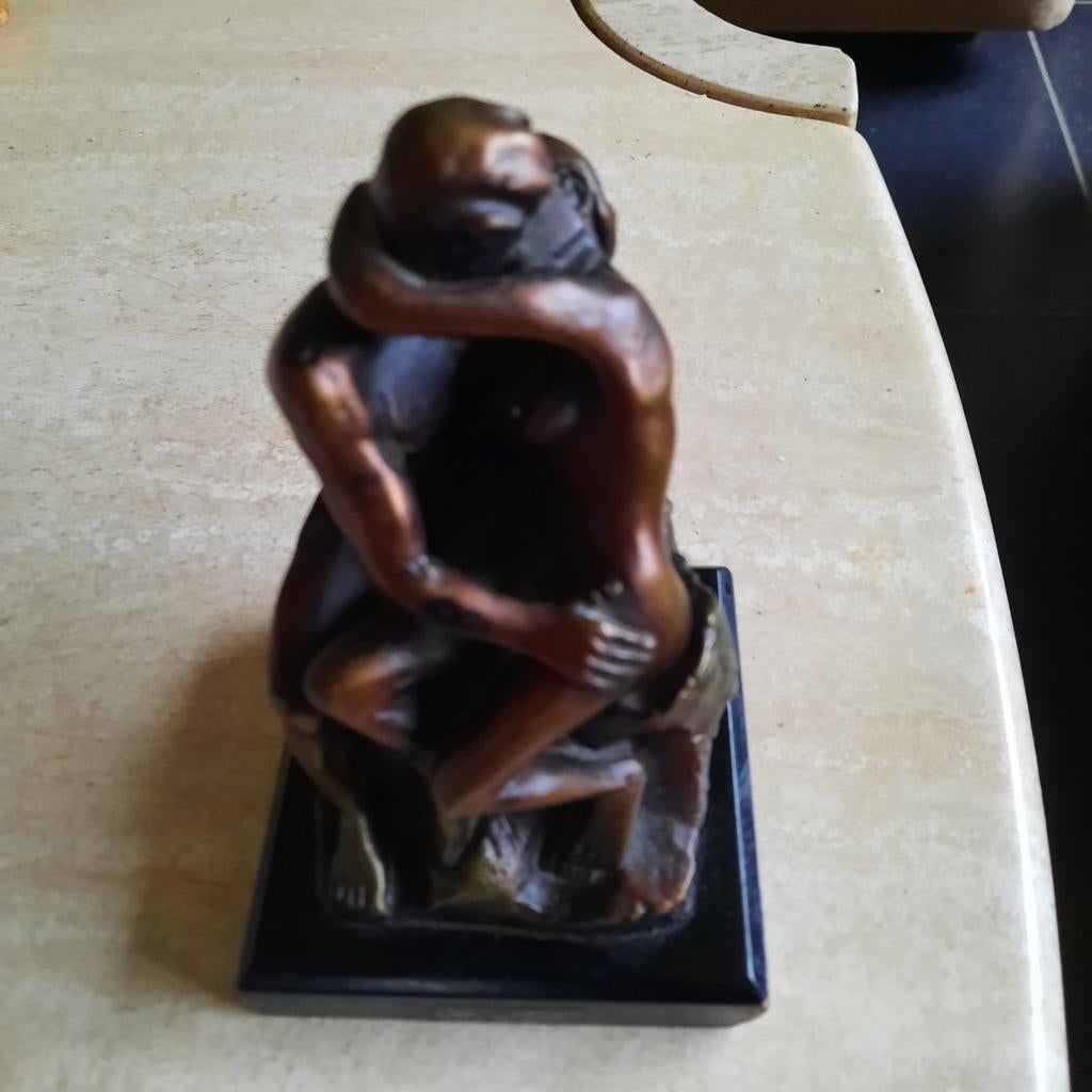 Bronzen beeldje van " de kus " , A. Robin  . 13,5 cm hoog ., Antiek en Kunst, Ophalen of Verzenden, Brons