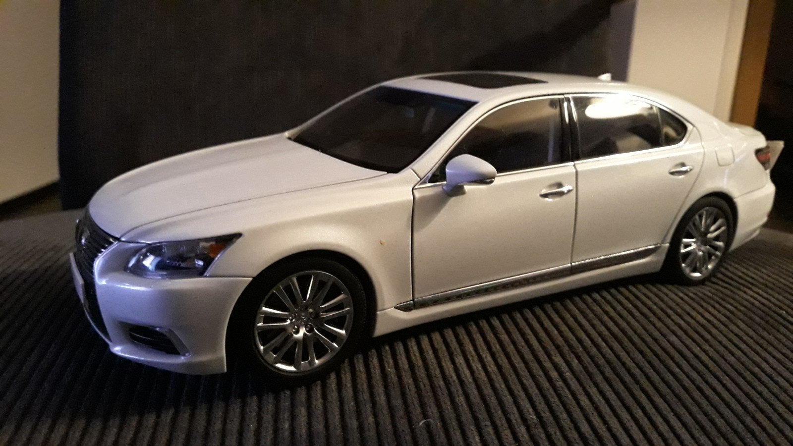 Autoart Lexus LS 600HL Signature 1/18, Enlèvement ou Envoi, Comme neuf, Voiture, Autoart